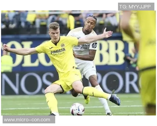 紫灰色的足球明星在绿茵场上的传奇故事与荣耀时刻