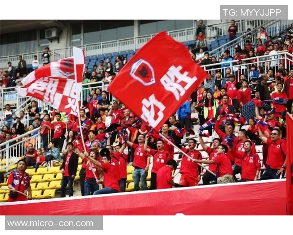 老外激情演绎足球明星歌曲展现跨文化音乐魅力与热爱