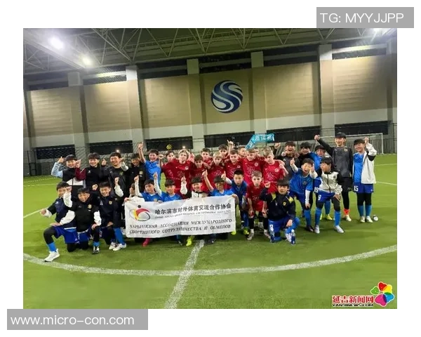 足球明星双手点赞展现运动精神与团队合作的完美结合 足球明星双手点赞展现运动精神与团队合作的完美结合