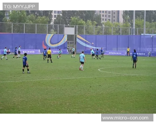 足球明星在草坪上滑翔庆祝瞬间展现激情与荣耀的完美结合